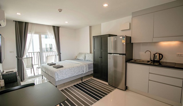 Studio High floor, AC, Well equiped Kichen, beautiful balcony view