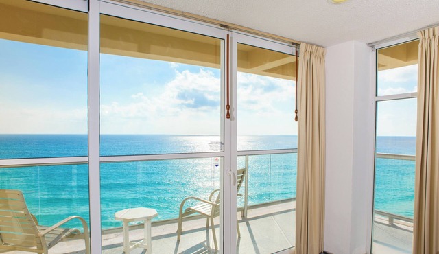 Stunning Beachfrt 2BRM Condo on Cancun Beach.Step Onto Sand & Walk to Nightlife!