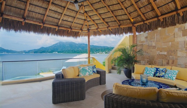 Stunning Oceanfront Estate w Private Chef + Walk To Beach✭✭✭✭ in Manzanillo