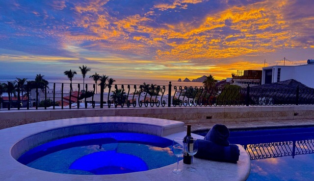 Stunning Private Beachfront Villa- Private Pool, Sandy Beach, Roof Deck Fire Pit