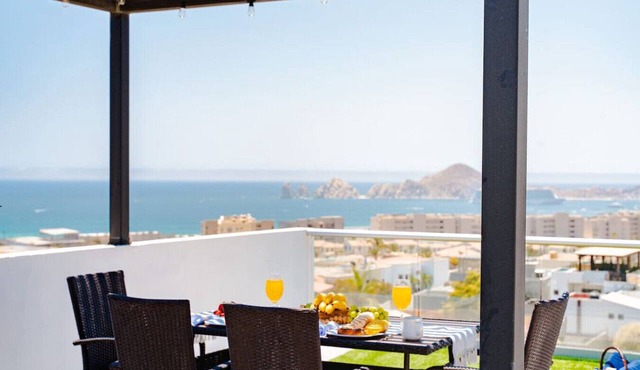 Stylish 2BR Penthouse w/Private Rooftop & Ocean Views. Pool & Pet Friendly!