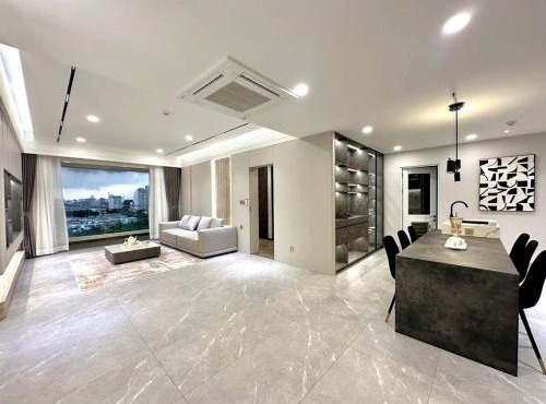 Stylish 3-bedroom River View Apartment