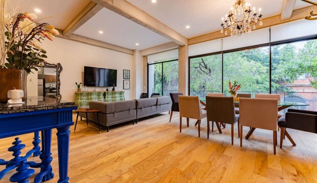 Stylish Haven w/Balcony Steps to Jazz Bar & Cafes