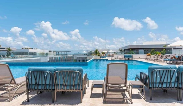 Stylish Rooftop Condo w Ocean Views and Pools