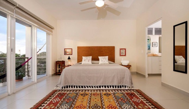 Stylish & Spacious 3 bdrm condo Pool, Wi-Fi.