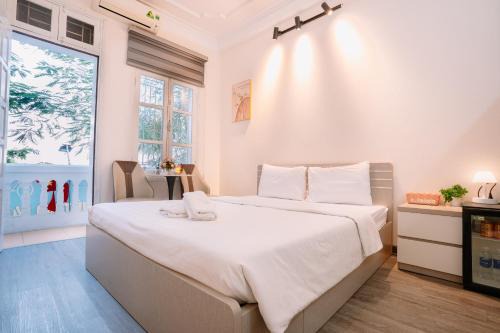 Sun Westlake View & Balcony Homestay