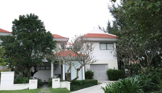 Sunny Spacious Villa in Ocean villa