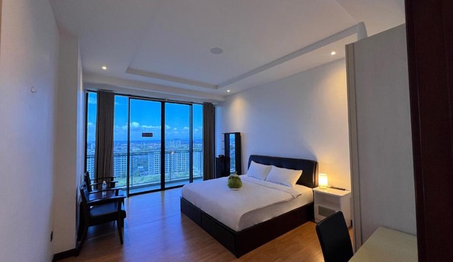 Super Comfy BIG SPACE Condo In Imperial Suites Boulevard Mall