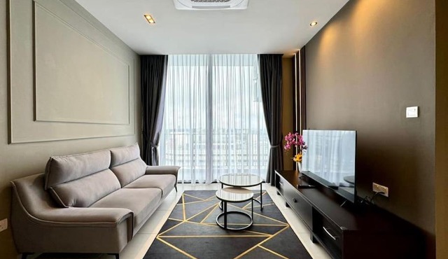 The Luxury Podium3R2B, 8pax YPM103