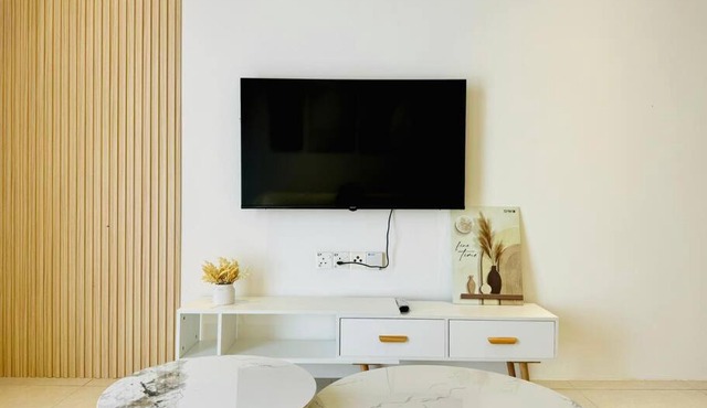 The Muji Glen3R2B with Netflix, 6pax YPM112