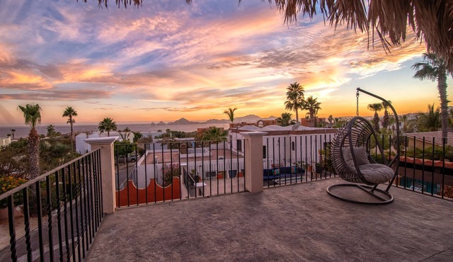 Traditional Mexican styled villa with spectacular views of Cabo´s famous arch