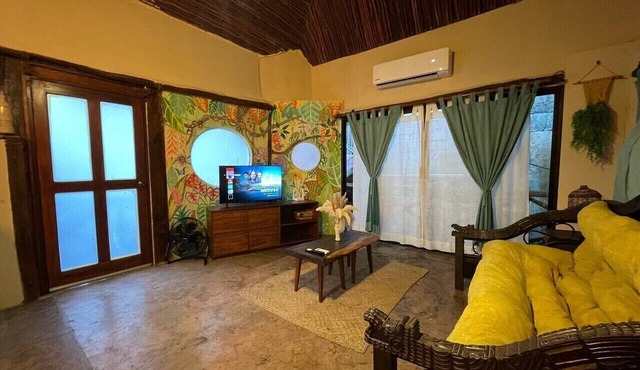Treehouse Loft in Prime Location