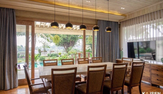 Tropical backyard & Luxury wooden villa, 5 min to local night market, 10 to Mall