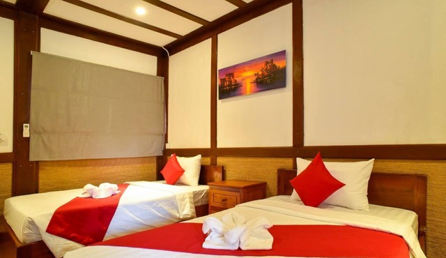 Twin Bedroom/Half way to Angkor Wat
