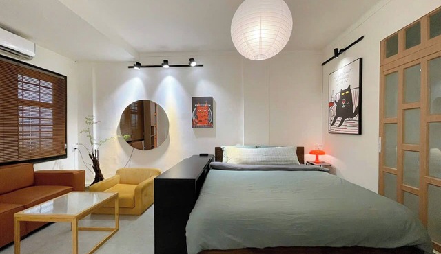 Unbeatable location in District 1. Well-equipped studio in a iconic building.