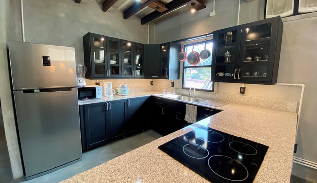 Unique & Modern, Huge Kitchen, Great for Long Stays