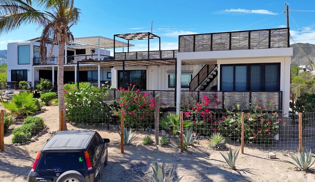 Unique modern repurposed shipping container home. 250mb+ WiFi with Starlink backup. Lounge in a hammock or day bed on one deck or teak furniture w/firepit on the other. Store gear in a large secure guest locker. Free use of SUPs and beach toys. in El Sargento