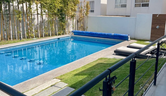 Vacation in a house equipped with heated pool, tranquility and total comfort.
