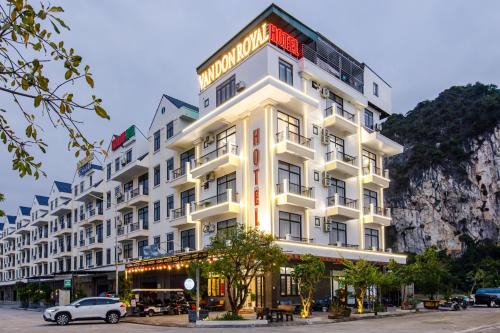 Van Don Royal Hotel