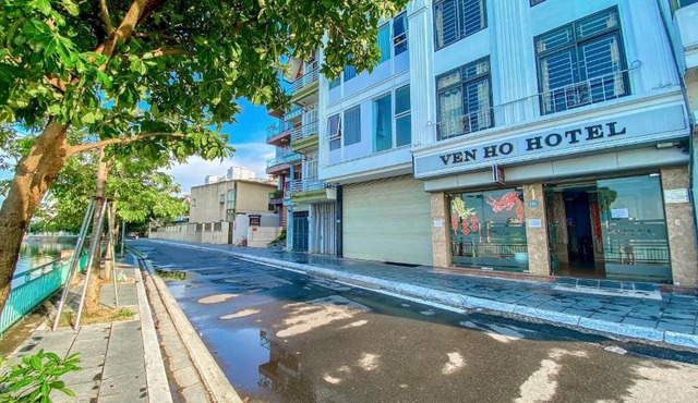 Ven Hồ Hotel