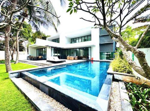 VILLA 5 BED ROOMS SANCTUARY HỒ TRÀM, gần biển CÁCH BIỂN CHỈ 20 MÉT