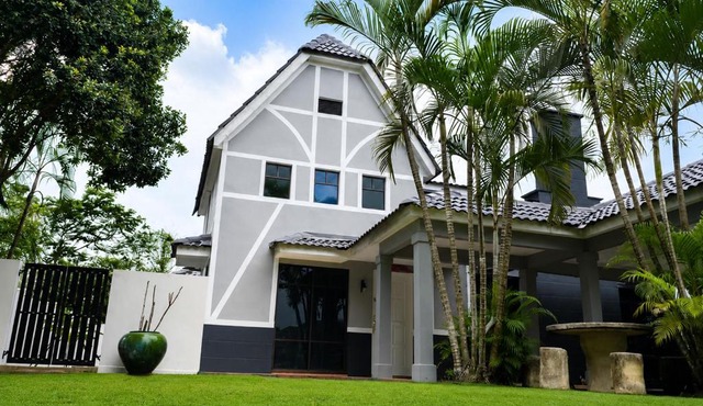 Villa Iris Cottage Traditional Cosy Pool Homestay