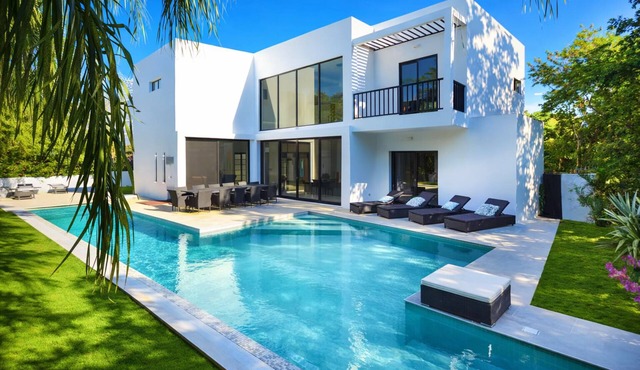 Villa Pearl private pool 5 min walk to the beach 8 min walk to 5th Avenue