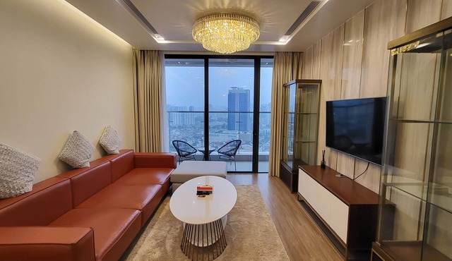 Vinhomes Metropolis Luxury Apartment 3 Bedrooms 1 workplace.