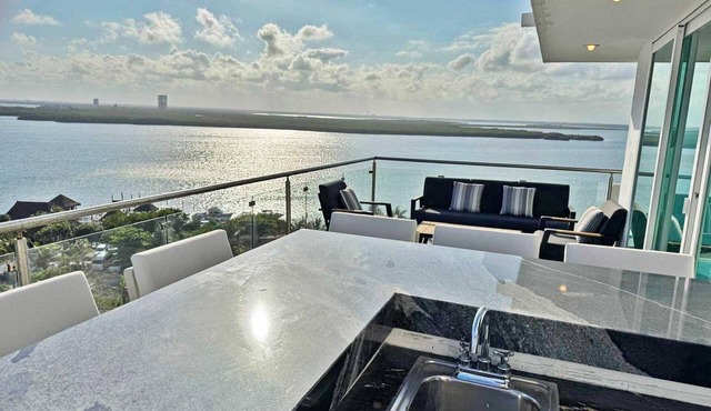 VRBO Premier Host – Beachfront – 8BR/7Bth – Penthouse Combo #314