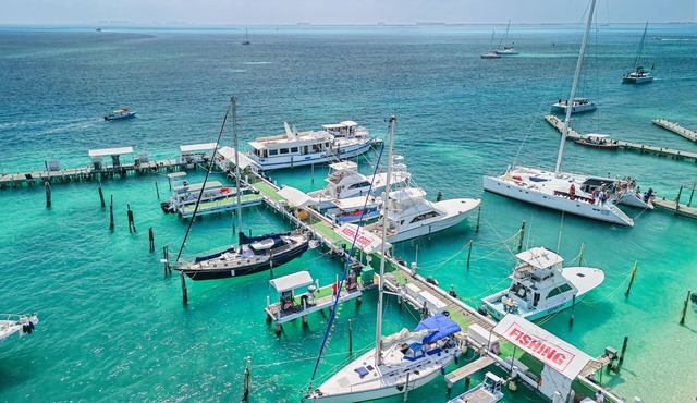 Walk barefoot to beach! Two bathrooms, Air con! Entire private sailboat