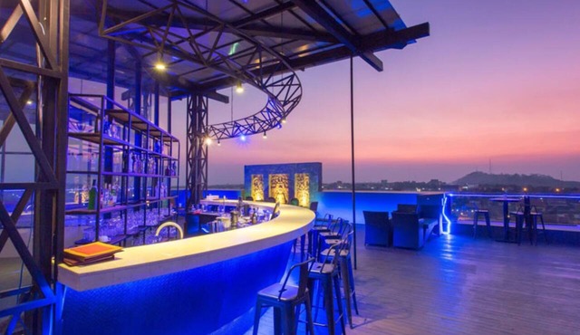 Yeak Loam Hotel