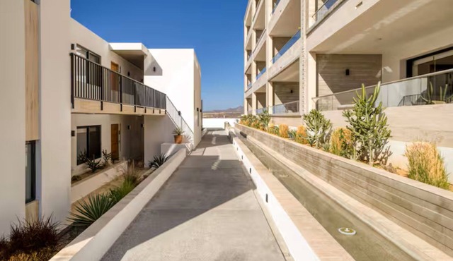 Your perfect family getaway: relax between the pool, the jacuzzi and the sea.