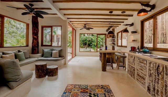Zorba Villa 2, Beautiful 3BR Villa on the beach! Sleeps 6.