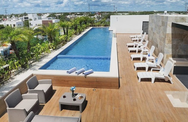 2BR with rooftop pool in great location! A/C!