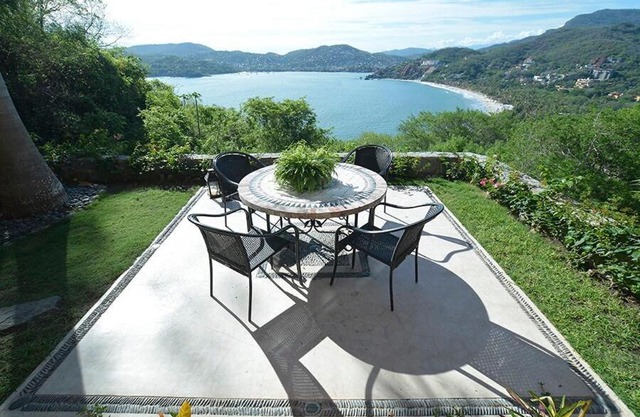 3 Bdrm Waterfront Apartment Overlooking Playa La Ropa in Zihuatanejo