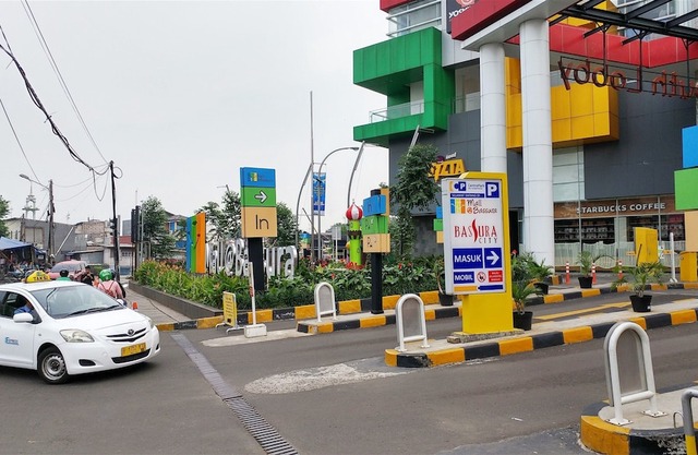 Contemporary 2Br at Bassura City Apartment