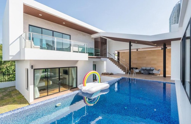 Luxury 3-Bedroom Pool Villa Beach Access, Na Jomtien Pattaya