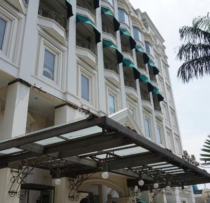 Roosseno Plaza 