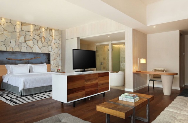Spacious Modern Suite with Free Minibar Items (T Sand Suite18)