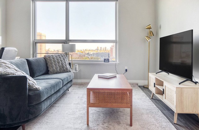 Sunny Five Points 1BR w/ W/D, Gym & Roof Lounge, near RiNo, by Blueground in Denver