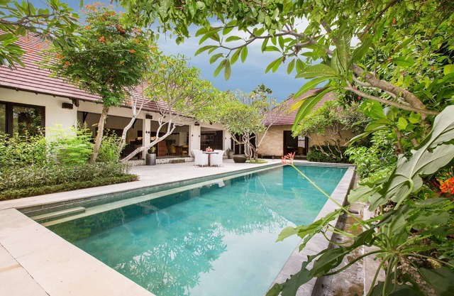 Tropical Ambience 3BR Villa In Seminyak! 8Min Walk To Eat Street! W/Swim Pool!
