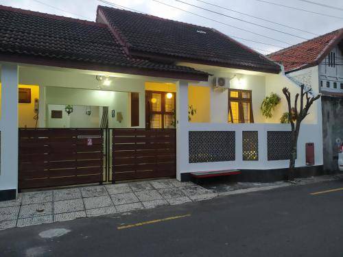 Central Yogyakarta House | 105 m² House ∙ 2 bedrooms ∙ 5 guests