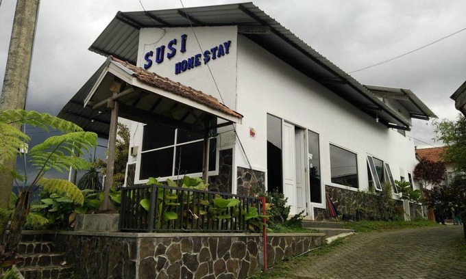 Sidomulyo House | 150 m² House ∙ 5 bedrooms ∙ 15 guests