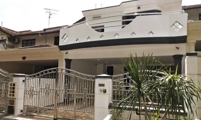 Taman Desa Tebrau House | 1540 m² House ∙ 3 bedrooms ∙ 12 guests