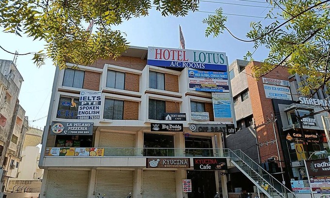 Vallabh Vidhyanagar Hotel | 160 m² Hotel ∙ 4 guests