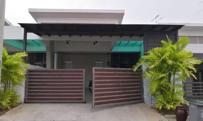 Kluang House | 1800 m² House ∙ 4 bedrooms ∙ 9 guests
