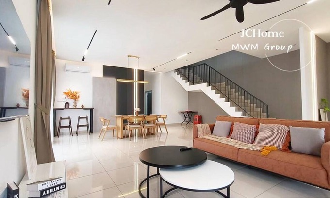 Tebrau House | 200 m² House ∙ 4 bedrooms ∙ 14 guests