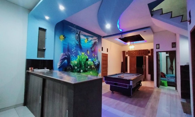 Megamendung House | 200 m² House ∙ 3 bedrooms ∙ 15 guests