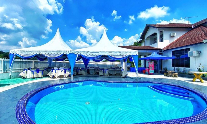 Alor Gajah House | 2000 m² Bungalow ∙ 6 bedrooms ∙ 25 guests