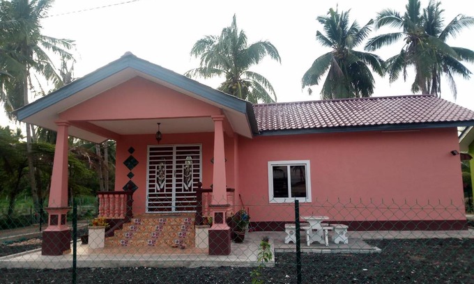 Ujong House | 250 m² House ∙ 3 bedrooms ∙ 9 guests